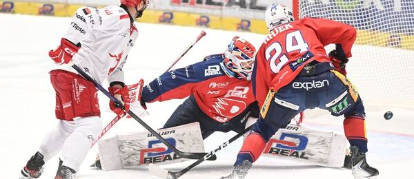 Miloš Roman z Třince a Roman Will a Libor Hájek z Pardubic v posledním vzájemném utkání