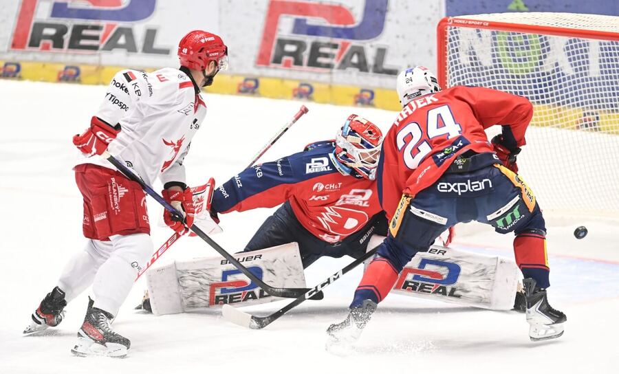 Miloš Roman z Třince a Roman Will a Libor Hájek z Pardubic v posledním vzájemném utkání