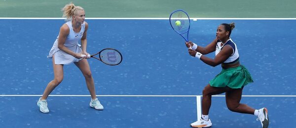 Američanka Taylor Townsendová s Kateřiniu Siniakovou v semifinále US Open v USTA Billie Jean King National Tennis Center.