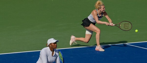 Taylor Townsendová a Kateřina Siniaková v semifinále čtyřhry turnaje Dubai Duty Free Tennis Championships 2025