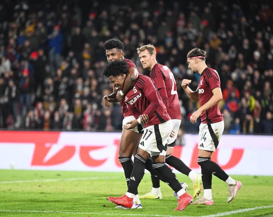 Radující se hráči Sparty Praha v utkání s Bohemians 1905