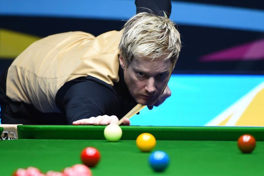 Australan Neil Robertson na turnaji International Championship 2025 v SNC National Fitness Center v čínském Nanjingu