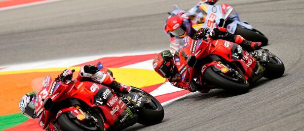  Enea Bastianini a Francesco Bagnaia během loňské MotoGP v Portugalsku