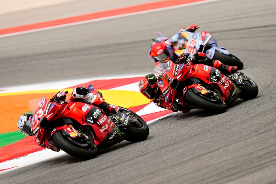 Enea Bastianini a Francesco Bagnaia během loňské MotoGP v Portugalsku