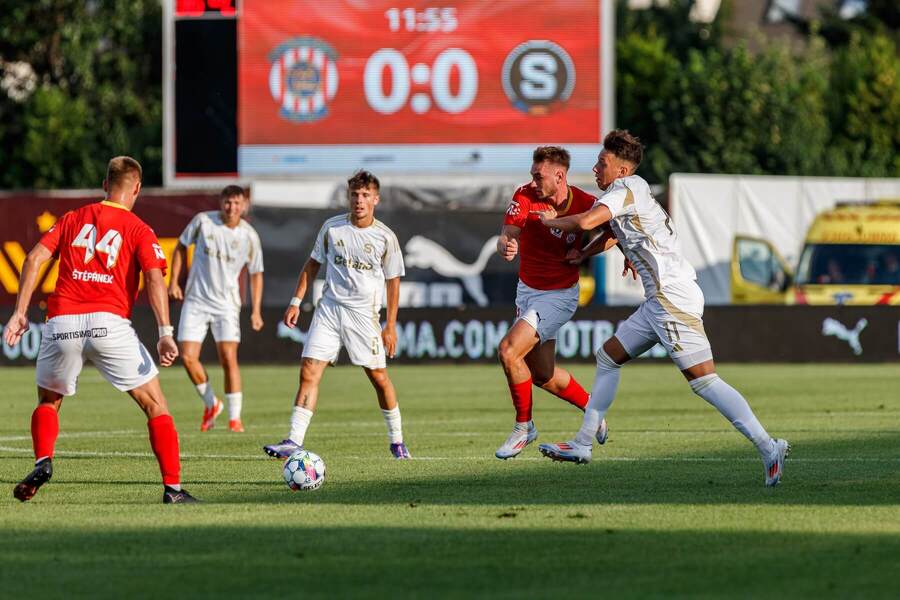 Fotbalisté Zbrojovky Brno a Sparty Praha B během zápasu v roce 2024