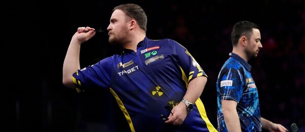 Luke Littler a Luke Humphries na turnaji BetMGM Premier League 2025 v Motorpoint Areně v Nottinghamu