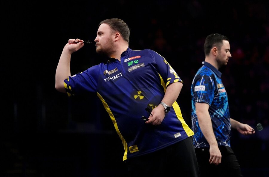 Luke Littler a&nbsp;Luke Humphries na turnaji BetMGM Premier League 2025 v&nbsp;Motorpoint Areně v&nbsp;Nottinghamu