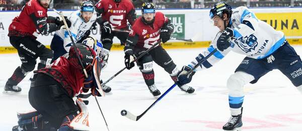 Jaromír Pytlík z Liberce překonává brankáře Sparty Praha Martina Michajlova v posledním vzájemném utkání