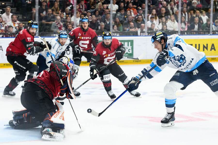 Jaromír Pytlík z Liberce překonává brankáře Sparty Praha Martina Michajlova v posledním vzájemném utkání