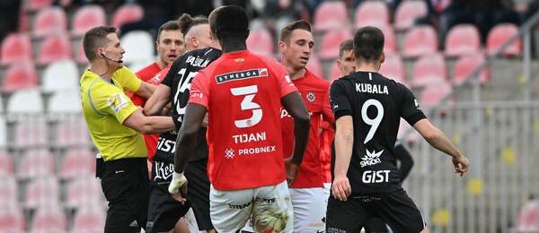 Potyčka mezi hráči Zbrojovky Brno a Hradce Králové během posledního vzájemného zápasu