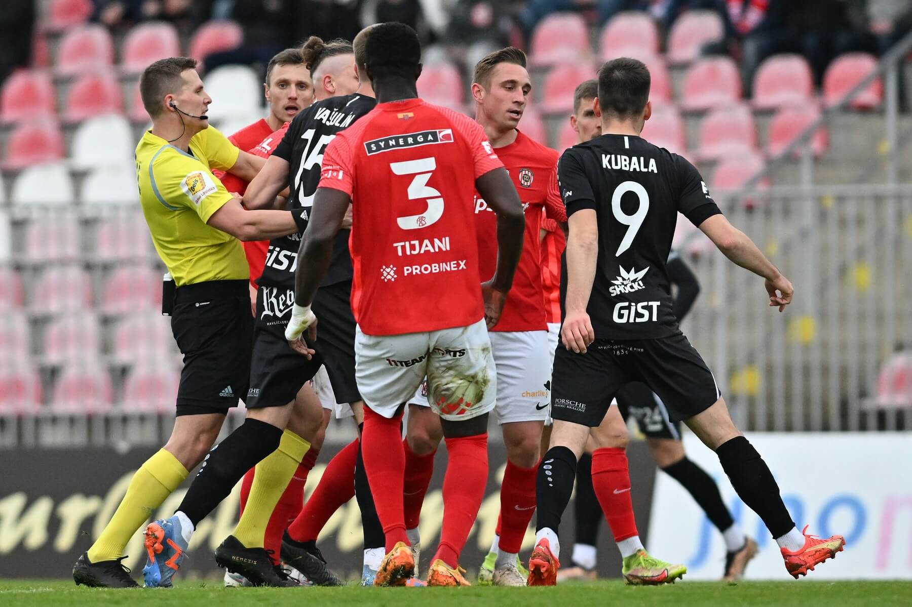 Potyčka mezi hráči Zbrojovky Brno a Hradce Králové během posledního vzájemného zápasu