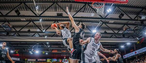 Basketbalisté týmů RASTA Vechta a CS Valcea 1924 na FIBA Europe Cup 2025