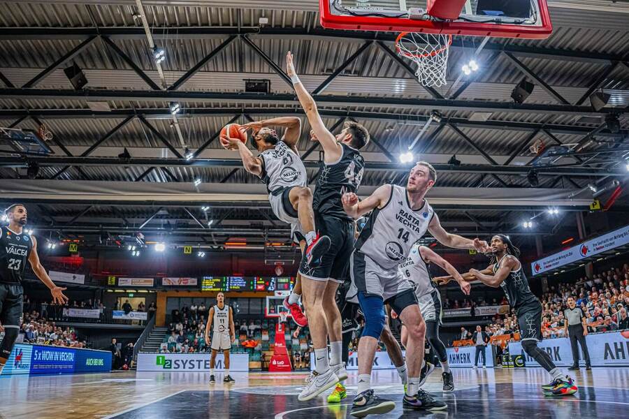 Basketbalisté týmů RASTA Vechta a CS Valcea 1924 na FIBA Europe Cup 2025