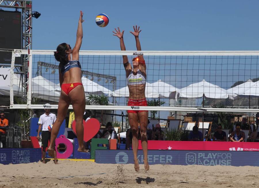 Volejbalistka z USA vs. lotyšská volejbalistka v turnaji Volleyball World Beach Pro Tour Elite16 2025 v brazilském Riu de Janeiro.