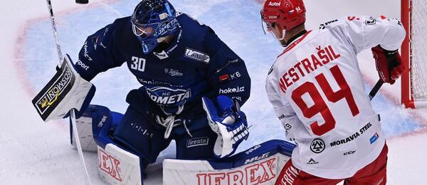 Třinecký Andrej Nestrašil před brněnským brankářem Alešem Stezkou