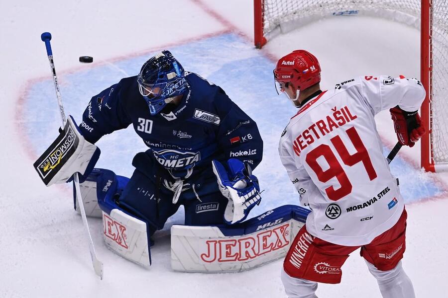 Třinecký Andrej Nestrašil před brněnským brankářem Alešem Stezkou