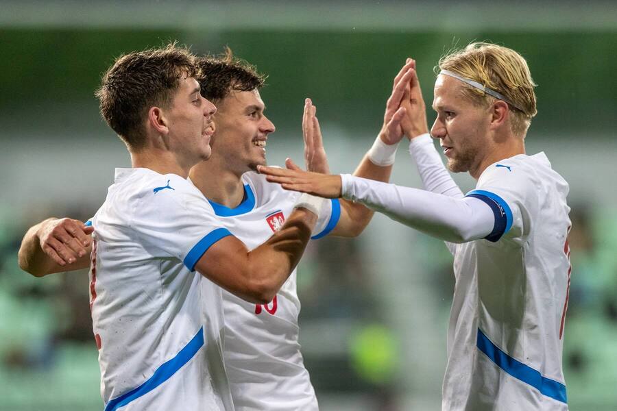 Čeští fotbalisté do 21 let se radují z gólu proti Ázerbájdžánu