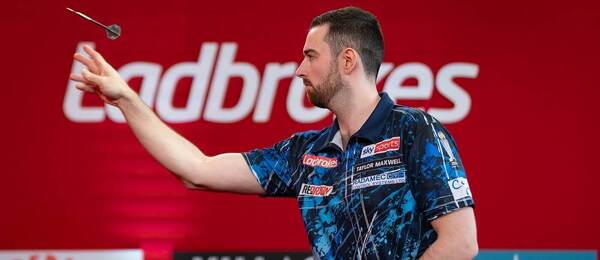 Luke Humphries ve čtvrtfinále Players Championships 2024 v Butlins Minehead v Anglii.