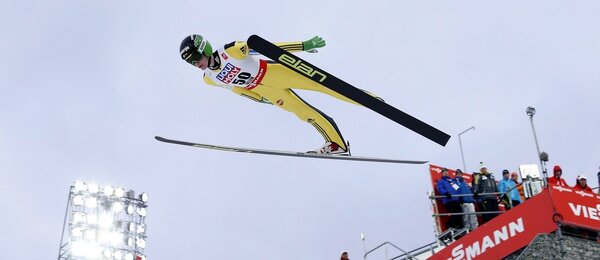 Peter Prevc ze Slovinska při skoku na lyžích ve švédském Falunu v rámci FIS Nordic World Ski Championships 2015