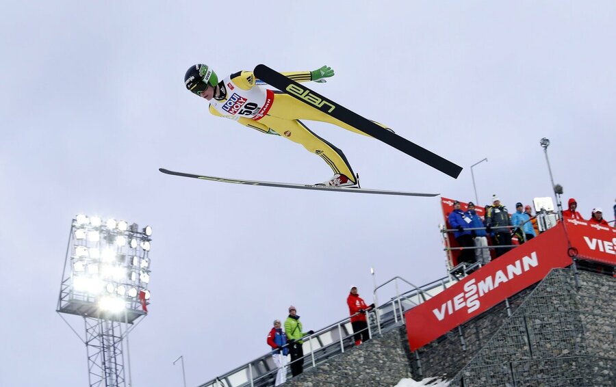 Peter Prevc ze Slovinska při skoku na lyžích ve švédském Falunu v rámci FIS Nordic World Ski Championships 2015