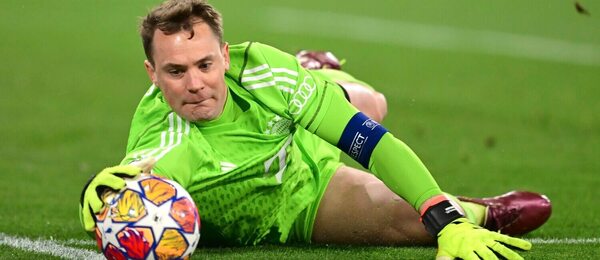 Gólman a kapitán Bayernu Manuel Neuer v posledním vzájemném zápase s Arsenalem