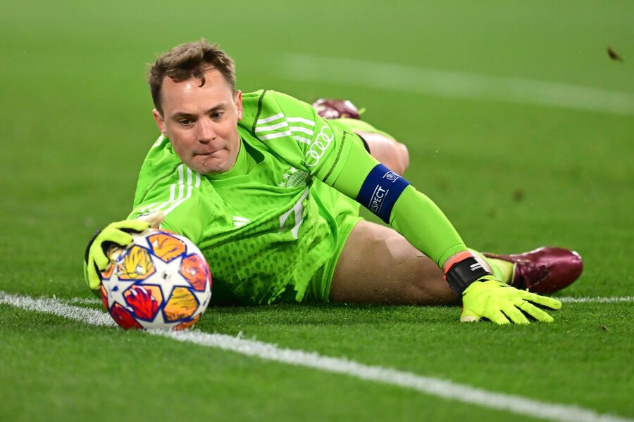 Gólman a kapitán Bayernu Manuel Neuer v posledním vzájemném zápase s Arsenalem
