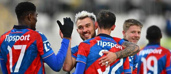 Hráči Viktorie Plzeň radující se z gólu v zápase proti Jablonci