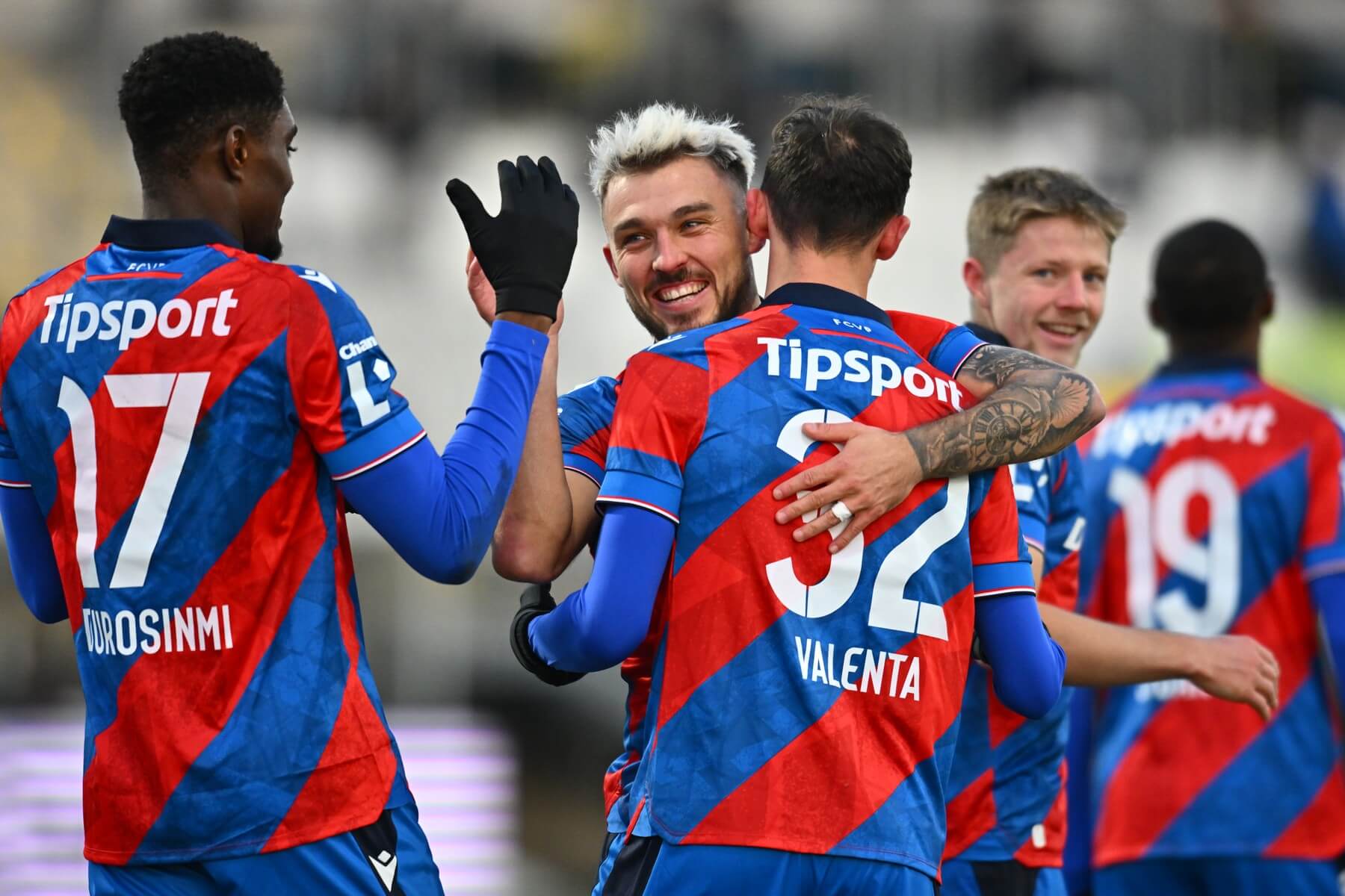 Hráči Viktorie Plzeň radující se z gólu v zápase proti Jablonci