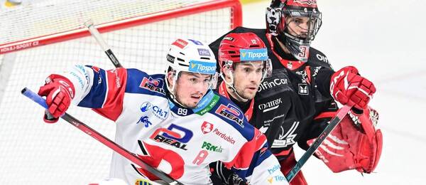 Pardubický Jan Mandát v souboji před brankou hradeckého Stanislava Škorvánka