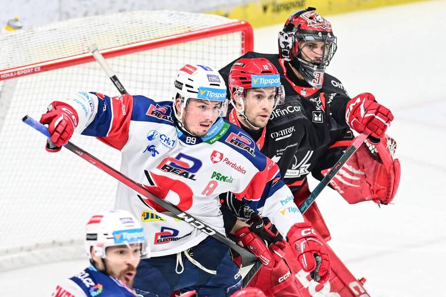 Pardubický Jan Mandát v souboji před brankou hradeckého Stanislava Škorvánka