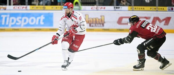 Kapitán Třince Martin Růžička v souboji s Pavlem Kousalem ze Sparty