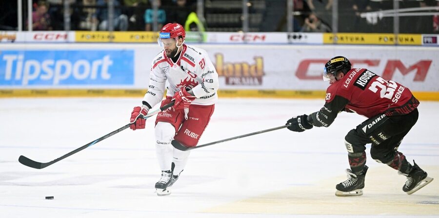 Kapitán Třince Martin Růžička v souboji s Pavlem Kousalem ze Sparty