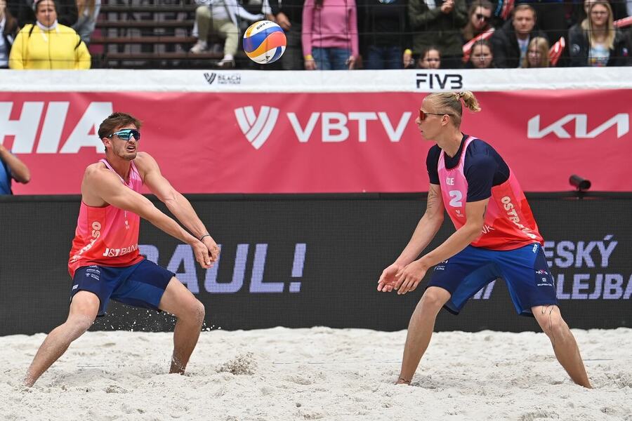 Tadeáš Trousil a Matyáš Džavoronok na turnaji Pro Tour kategorie Elite v plážovém volejbalu v květnu 2025 v Ostravě