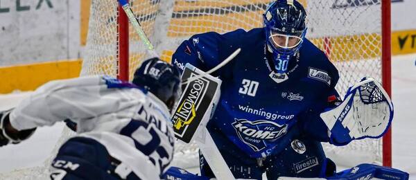 Petr Hauser z Vítkovic a brankář Aleš Stezka z Brna v posledním vzájemném utkání 24. října