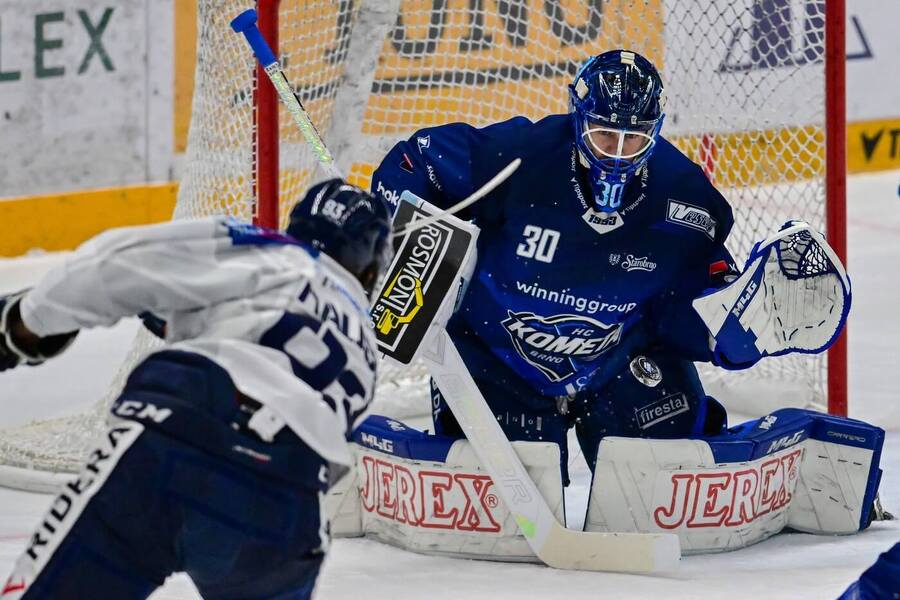 Petr Hauser z Vítkovic a brankář Aleš Stezka z Brna v posledním vzájemném utkání 24. října