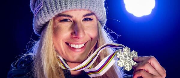 Ester Ledecká slaví svou bronzovou medaili 8. února 2025 na MS v Rakousku