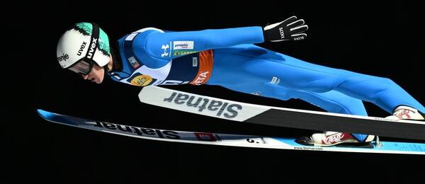 Peter Prevc ze Slovinska skákal v prvním kole závodu Světového poháru ve skocích na lyžích na velkém můstku (HS140) v Klingenthalu 2023.