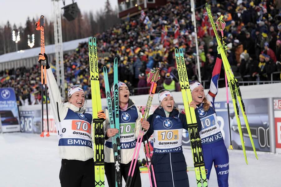 České biatlonistky získaly během úvodní zastávky v Östersundu bronz ve štafetě