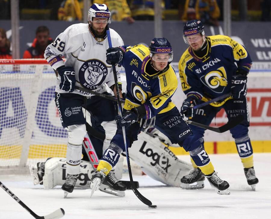 Petr Kolmann z Kolína a Jaromír Kverka ml. a Tomáš Vracovský ze Zlína v posledním vzájemném utkání ve Zlíně