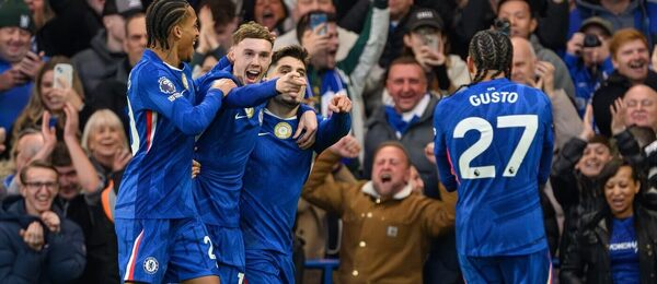 Hráči Chelsea se radují z gólu v posledním zápase proti Evertonu