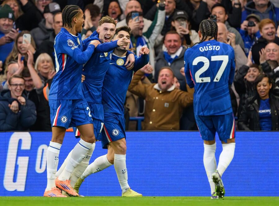 Hráči Chelsea se radují z&nbsp;gólu v&nbsp;posledním zápase proti Evertonu