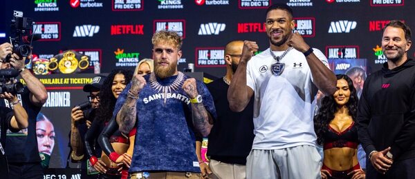 Jake Paul a Anthony Joshua na tiskové konferenci k zápasu v boxu vysílaném na Netflixu