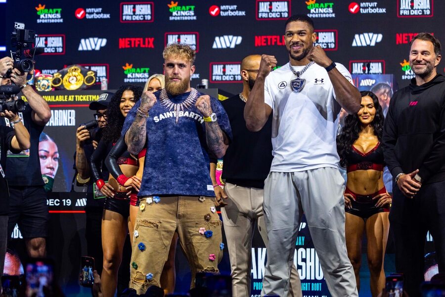 Jake Paul a&nbsp;Anthony Joshua na tiskové konferenci k&nbsp;zápasu v&nbsp;boxu vysílaném na Netflixu