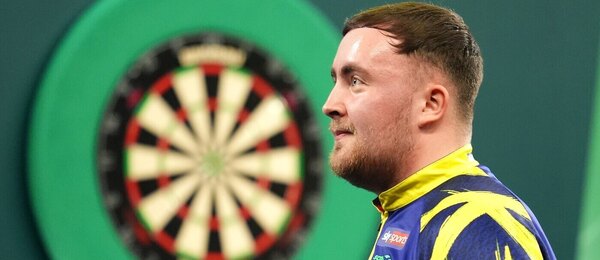 Úřadující mistr světa Luke Littler v 1. kole Paddy Power World Darts Championship 2025 v Alexandra Palace v Londýně