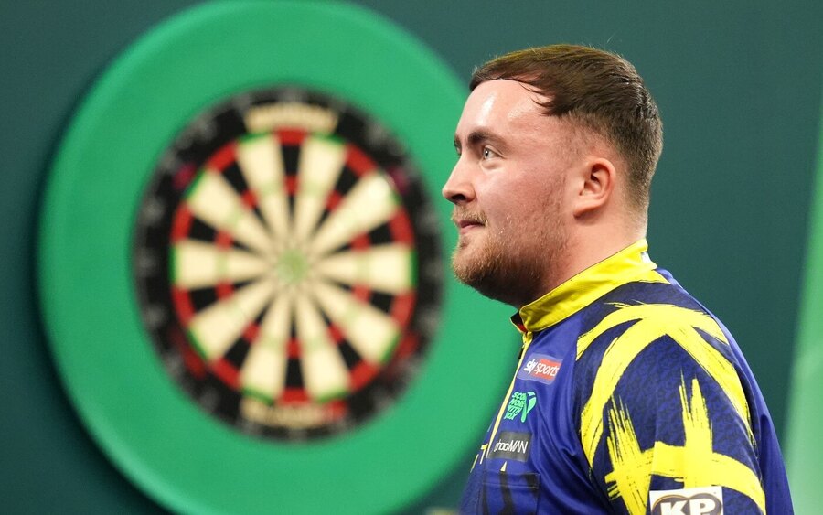 Úřadující mistr světa Luke Littler v&nbsp;1. kole Paddy Power World Darts Championship 2025 v&nbsp;Alexandra Palace v&nbsp;Londýně