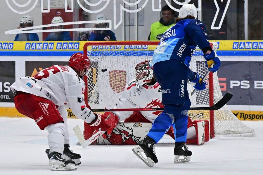 Brněnský Kristián Pospíšil střílí vítězný gól v&nbsp;posledním zápase s&nbsp;Třincem