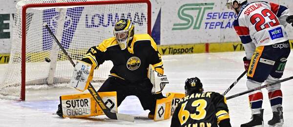 Lukáš Sedlák střílí gól do sítě Litvínova v druhém letošním vzájemném utkání