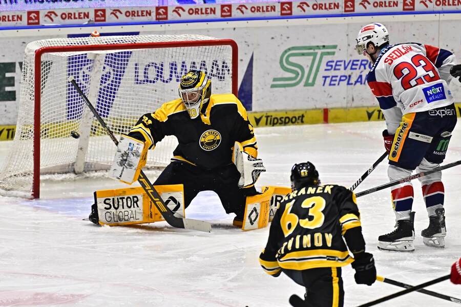 Lukáš Sedlák střílí gól do sítě Litvínova v&nbsp;druhém letošním vzájemném utkání