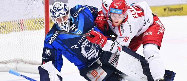 Vítkovický Dominik Hrachovina a třinecký Oscar Flynn v posledním vzájemném utkání