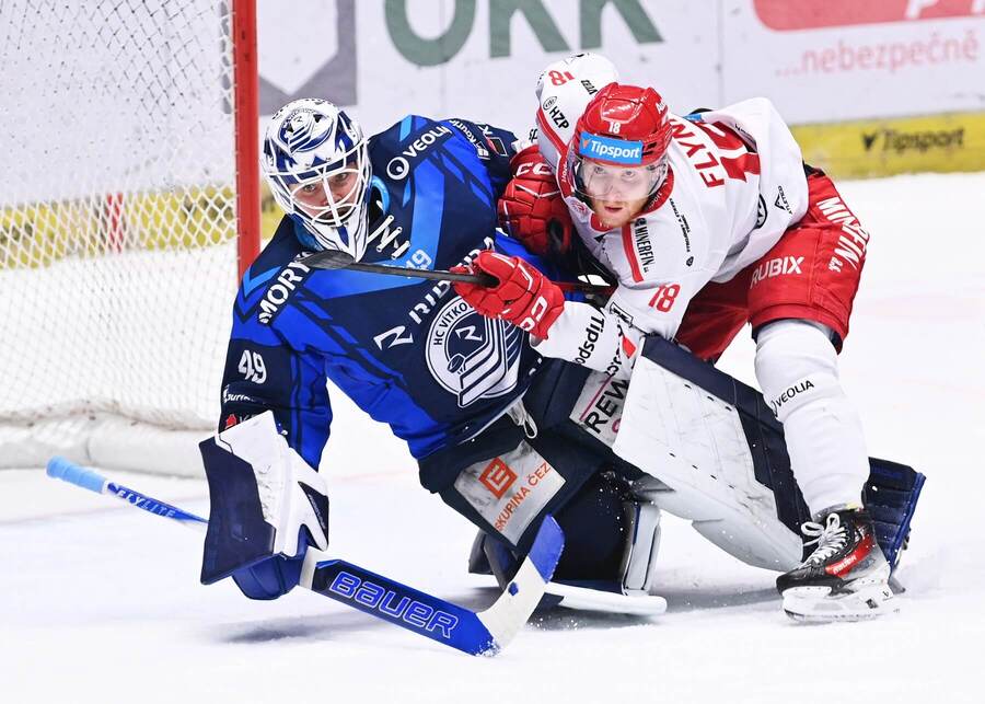 Vítkovický Dominik Hrachovina a&nbsp;třinecký Oscar Flynn v&nbsp;posledním vzájemném utkání